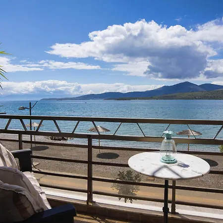 Beachfront Zen Sea View Apartment Itea